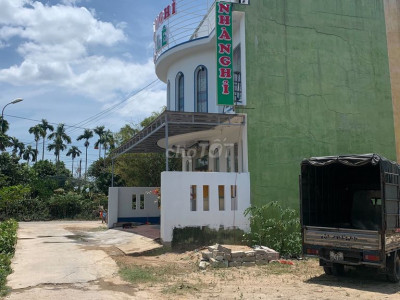 cần tiền bán nhà nghỉ dt 200m2 đất 400m2 sàn