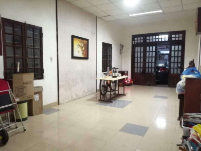 Nhà 2 tầng mặt tiền Tùng Thiện Vương có nội thất