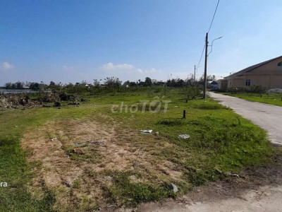 Cho thuê đất 2 mặt tiền.