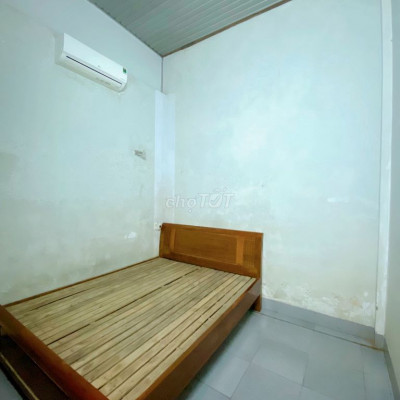 Nhà kiệt ô tô đối diện chợ Mai