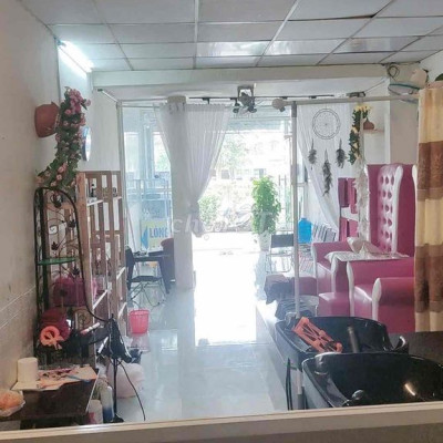 Sang nhượng tiệm nails.Lượng khách ổn định