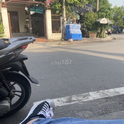 có nhà cấp 4 mái hiên che sân trước và sau rộng.