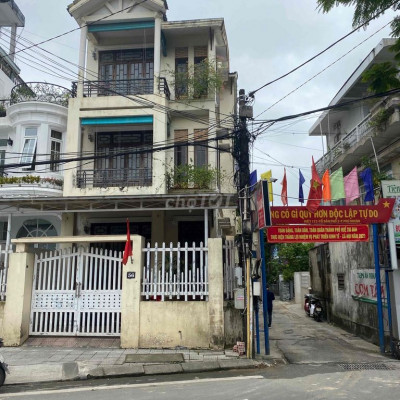 Cho thuê nhà 3 tầng Mặt tiền Nguyễn Huệ - Huế