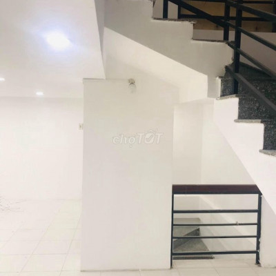 CHO THUÊ NHÀ MẶT TIỀN 4 TẦNG GẦN SIÊU THỊ NGUYỄN KIM 17TR/THÁNG