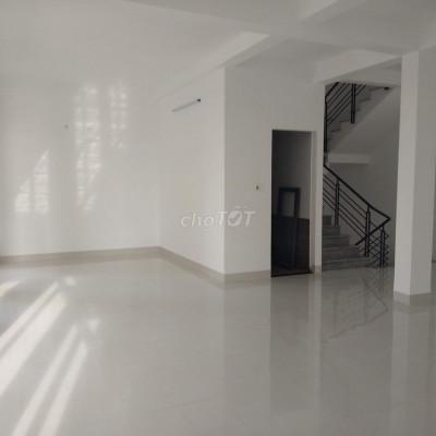Cho thuê nhà mặt tiền 4 tầng Tỉnh Lộ 10, 700m2 giá 22tr/th