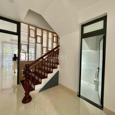 Nhà 3 tầng mặt tiền Lê Hồng Phong gần ngã 6