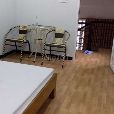 Nhà nguyên căn mặt tiền Ngự Bình, gần đàn Nam Giao, 5 phòng ngủ, 4wc