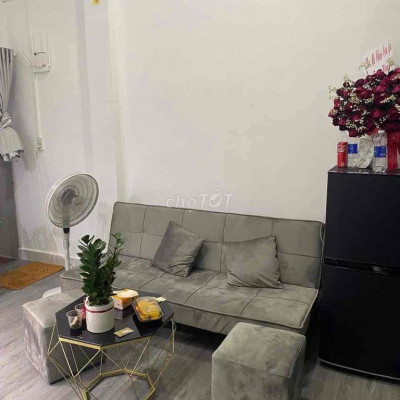 cần sang tiệm trang điểm