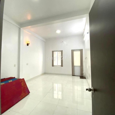 Nhà mặt tiền nguyên căn ngay chân cầu vượt Thủy Dương