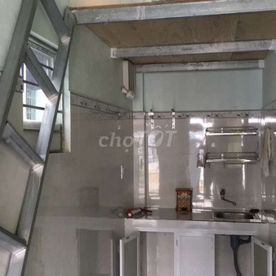 Phòng có gác lửng điều hòa nước nóng tường ốp gạch men sạch sẽ