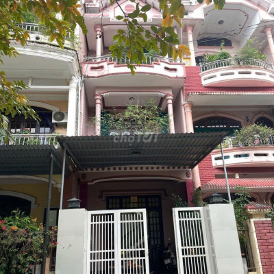 nhà 3 tầng 4 phòng ngủ có bãi đỗ ô tô ngay gần nhà trung tâm thành phố